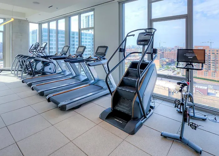 W Loop 1br W Deck Pool Gym 3 Blocks To L Chi-645 *